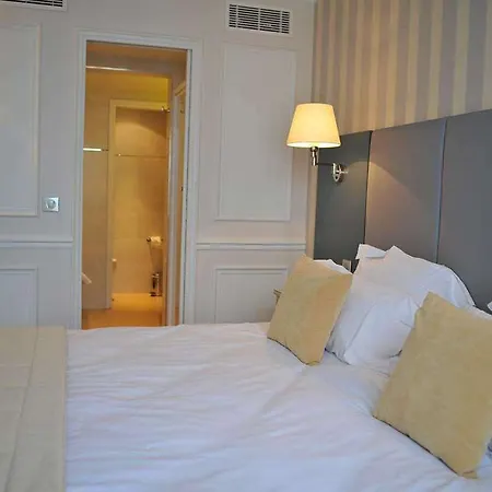 De L'universite Szálloda 3*