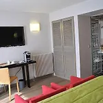 De L'universite Otel 3*